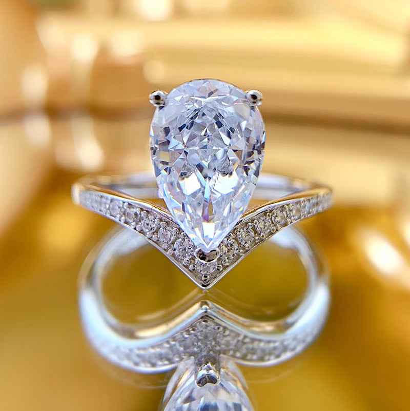 925 Sterling Silver Luminous Teardrop Pear-Cut Zircon V Band Ring