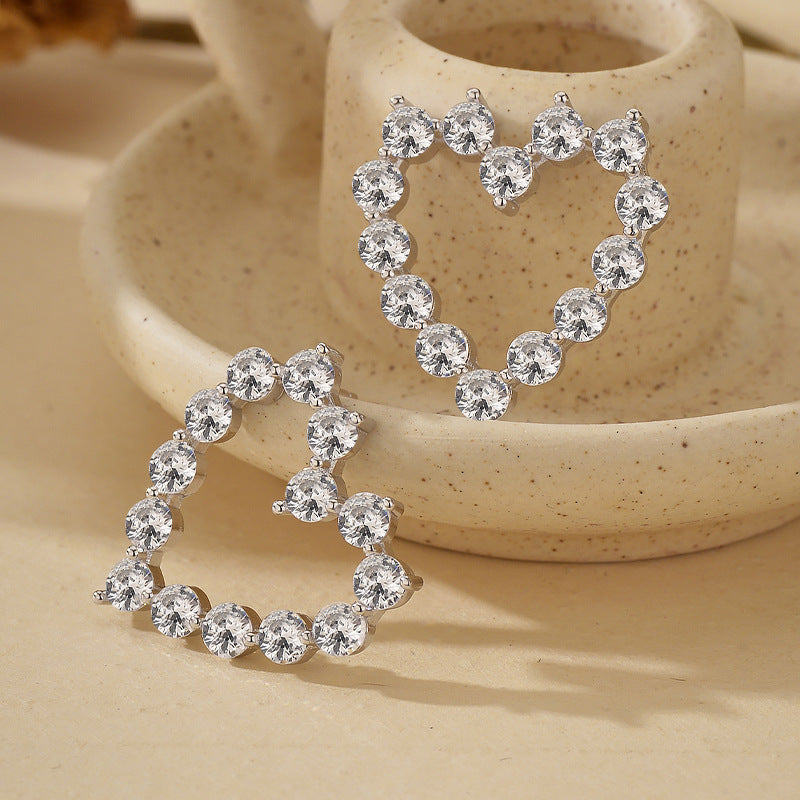 “Heart Eclat” S925 Sterling Silver Sparkling Heart Stud Earrings