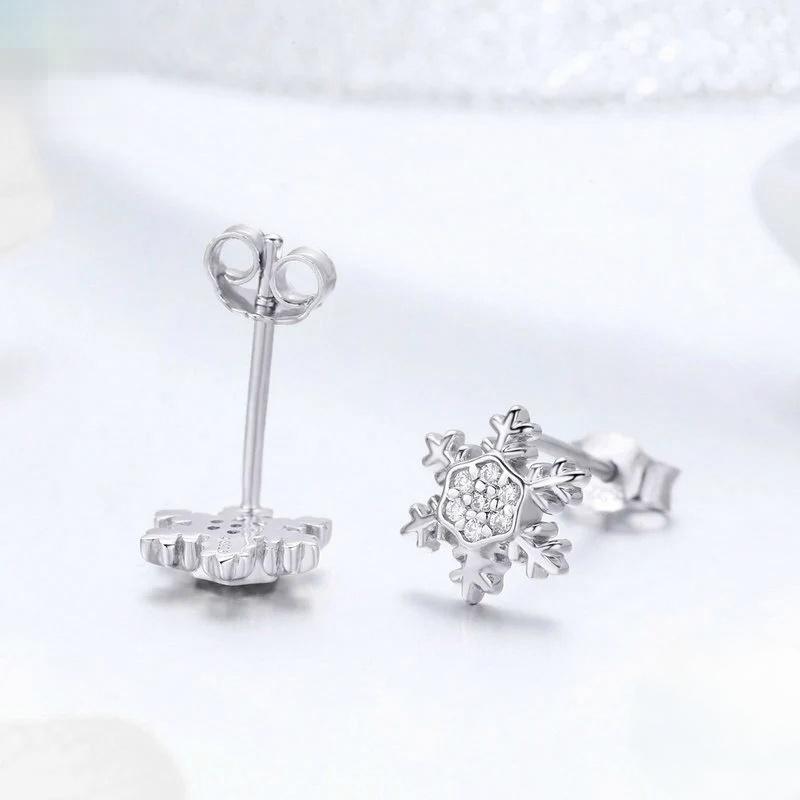 “Snowflake Glow” S925 Sterling Silver Snowflake Christmas Stud Earrings