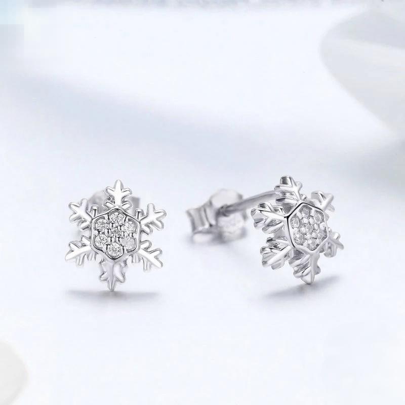 “Snowflake Glow” S925 Sterling Silver Snowflake Christmas Stud Earrings