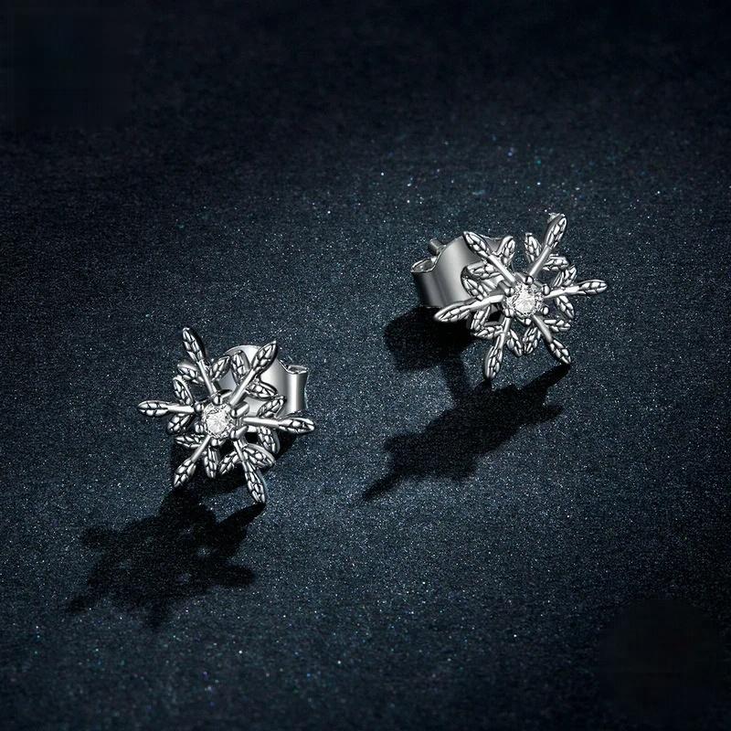 “Snowflake Glow” S925 Sterling Silver Snowflake Stud Earrings
