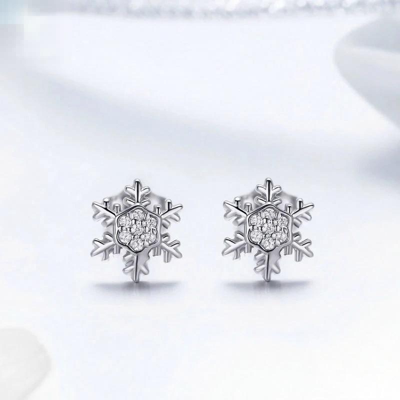 “Snowflake Glow” S925 Sterling Silver Snowflake Christmas Stud Earrings