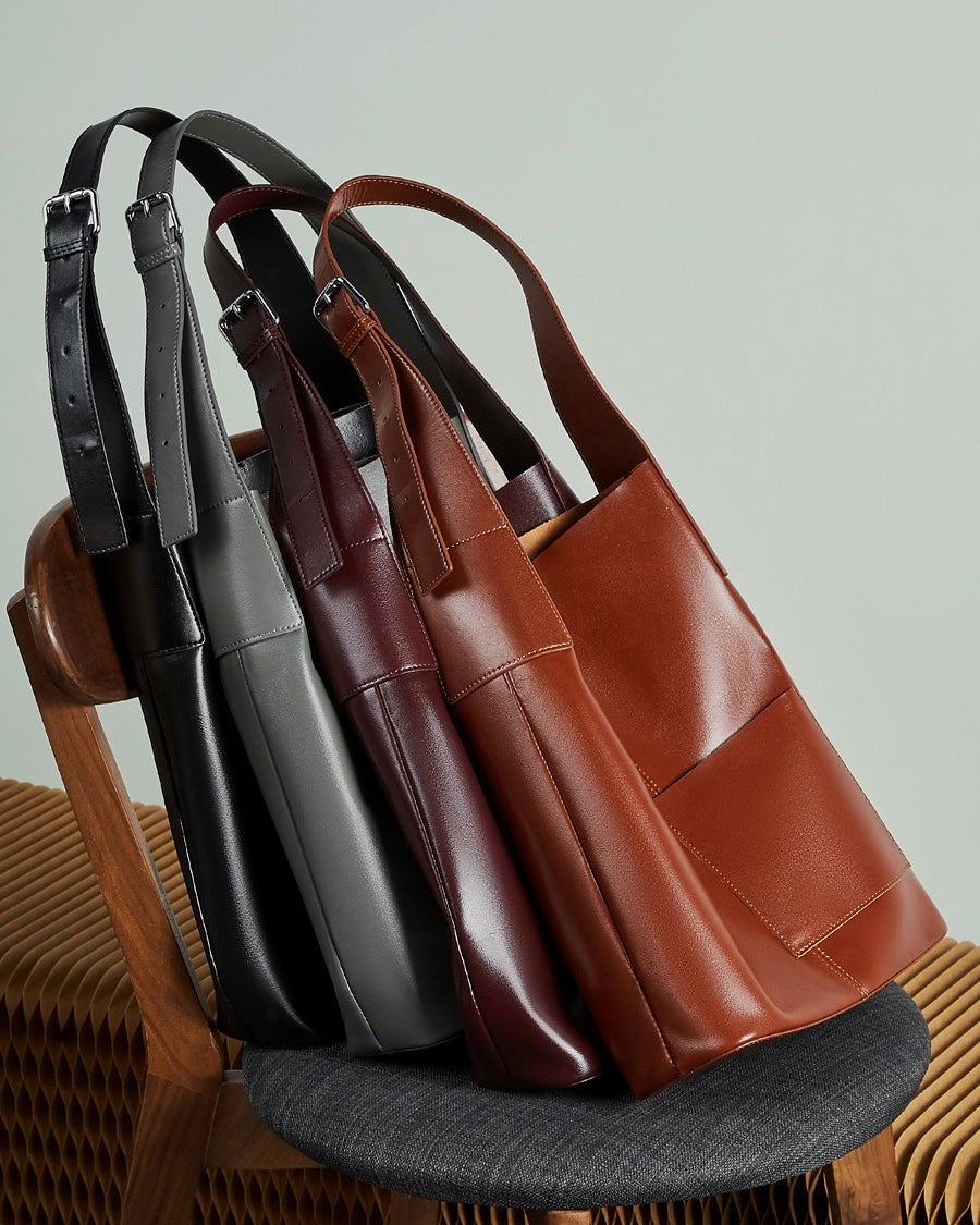 Leather Hobo Bag ¨C Minimalist Silhouette with Signature Pocket Detail