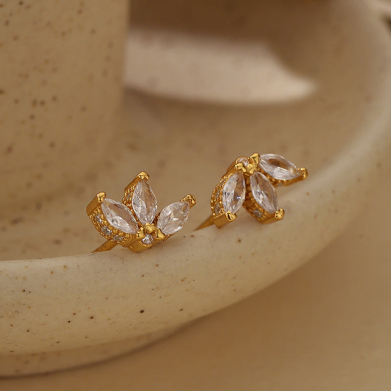 “Trio Bloom” S925 Sterling Silver Three-Petal Flower Cartilage Stud Earrings