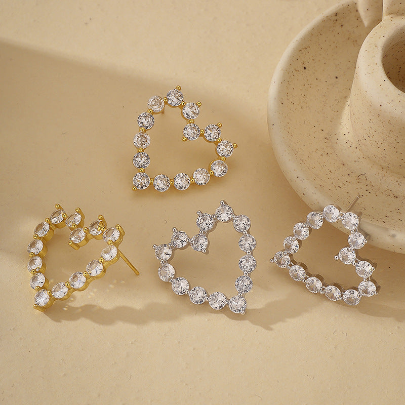 “Heart Eclat” S925 Sterling Silver Sparkling Heart Stud Earrings