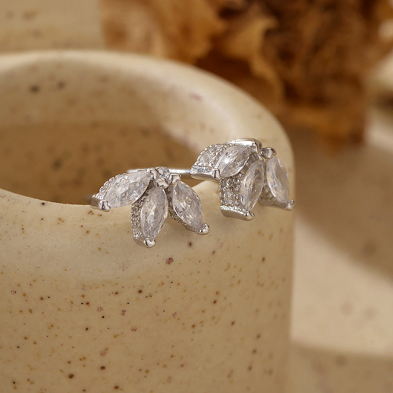 “Trio Bloom” S925 Sterling Silver Three-Petal Flower Cartilage Stud Earrings